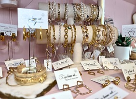 Présentoir de bracelets et colliers dorés à la boutique
