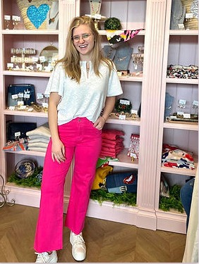 Cliente en pantalon rose essayant un ensemble en boutique