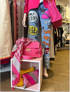 Sacs et foulards colorés en vitrine à la boutique