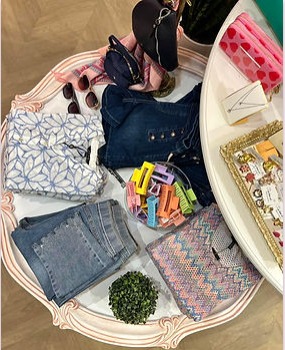 Accessoires et petits trésors présentés sur un plateau