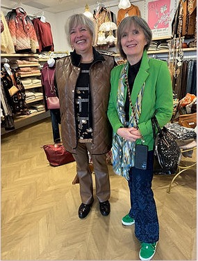 Deux amies magasinant ensemble à la boutique