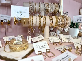 Présentoir de bijoux dorés à la boutique