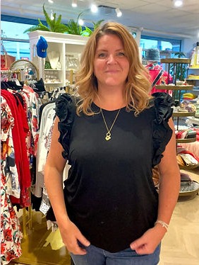 Membre de l'équipe parmi les vêtements en boutique