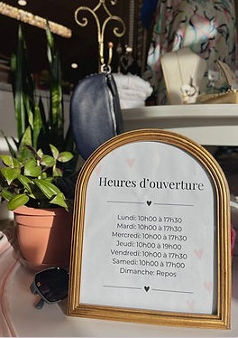 Pancarte des heures d'ouverture affichée en boutique