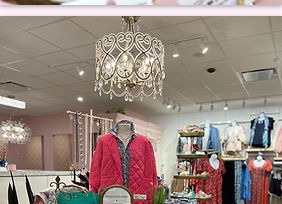 Vue d'ensemble de la boutique, chandelier et présentoirs