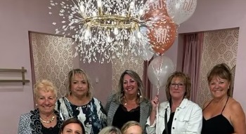 Soirée privée célébrée à la boutique, chandelier et ballons