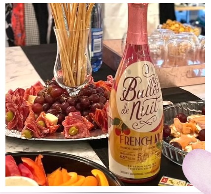 Table de charcuterie et vin pour une soirée VIP